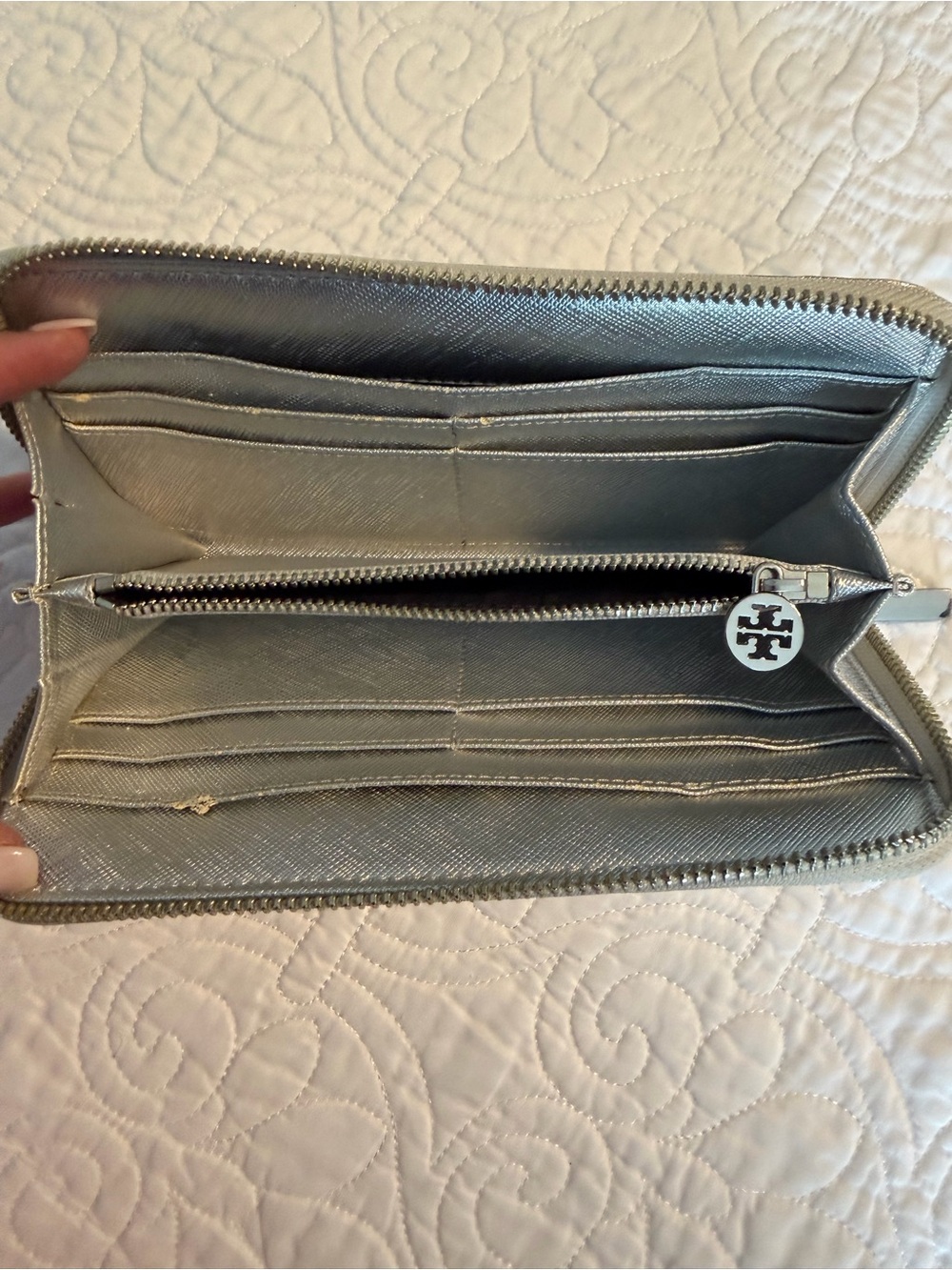 NWOT Tory Burch Women’s Silver Metallic Leather Zip Around Wallet - Picture 3 of 4